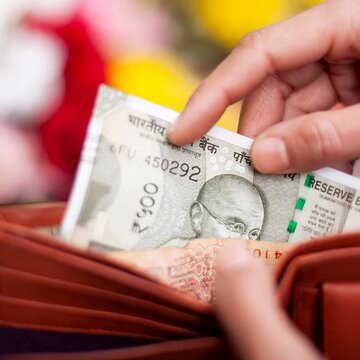 पर्स में रखें पीले कपड़े की छोटी गठरी, पैसे गिनते-गिनते थक जाएंगे