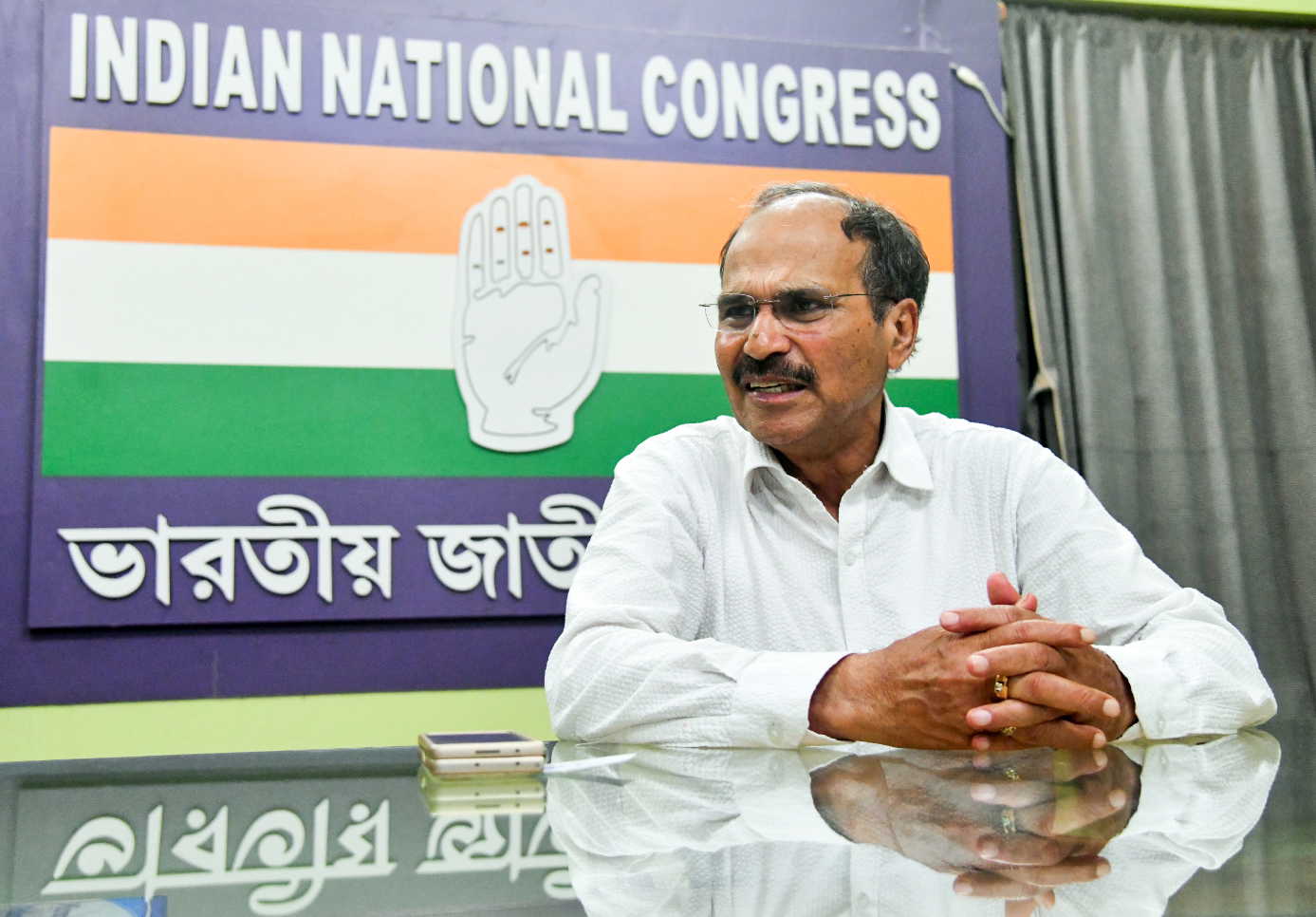 ओडिशा में बंगाल के प्रवासी मजदूरों से मिले अधीर चौधरी, कहा - उनके हक के लिए लड़ूंगा