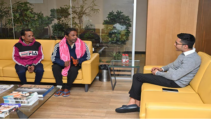 बांग्लादेशी होने के संदेह में महाराष्ट्र की जेल में बंद दो प्रवासी मजदूरों को मिली जमानत, दोनों से मिले अभिषेक बनर्जी