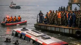 बांग्लादेश बस हादसा: राजबाड़ी में पद्मा नदी में गिरी बस, 2 की मौत, 40 यात्रियों के फंसे होने की आशंका