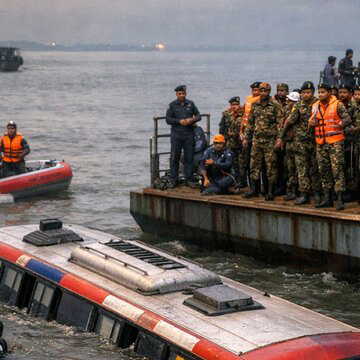 बांग्लादेश बस हादसा: राजबाड़ी में पद्मा नदी में गिरी बस, 2 की मौत, 40 यात्रियों के फंसे होने की आशंका