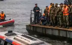 बांग्लादेश बस हादसा: राजबाड़ी में पद्मा नदी में गिरी बस, 2 की मौत, 40 यात्रियों के फंसे होने की आशंका