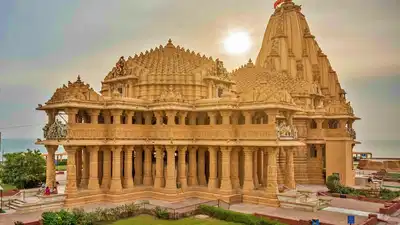 द्वादश ज्योतिर्लिंगों में प्रथम, आक्रमणों के बावजूद बना रहा मंदिर