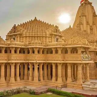 द्वादश ज्योतिर्लिंगों में प्रथम, आक्रमणों के बावजूद बना रहा मंदिर