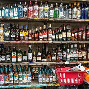 पहले चरण के चुनाव से पहले आयोग सख्त, 4 दिनों पहले से ही बंद कर दी गयी शराब की दुकानें