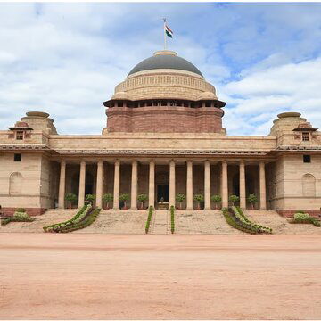 राष्ट्रपति भवन परिसर में आग, घटनास्थल पर पहुंचीं 5 दमकल गाड़ियों ने काबू पाया