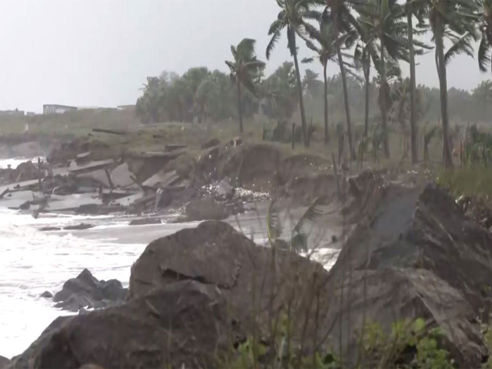 चक्रवाती तूफान ‘मोंथा’ आंध्र तट से टकराया, महिला की मौत,ओडिशा में भारी बारिश और भूस्खलन