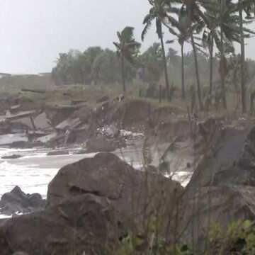 चक्रवाती तूफान ‘मोंथा’ आंध्र तट से टकराया, महिला की मौत,ओडिशा में भारी बारिश और भूस्खलन
