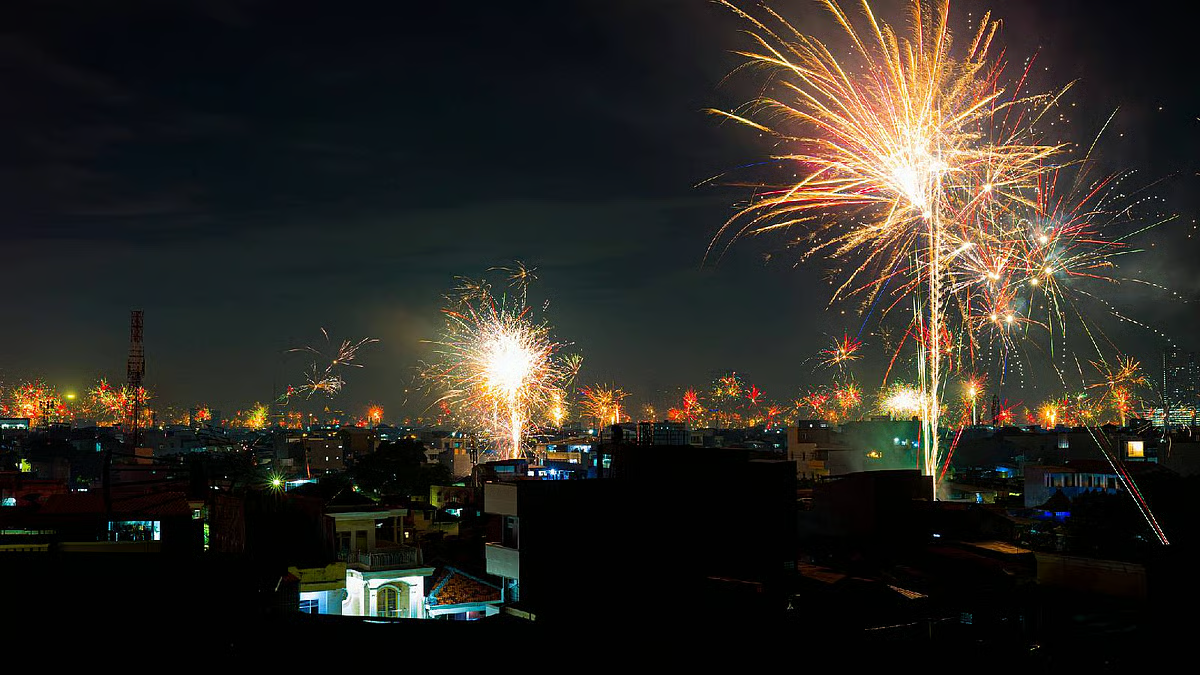 प्रतिबंध के बावजूद दिवाली की रात हावड़ा-हुगली में बेधड़क फोड़े गये पटाखे
