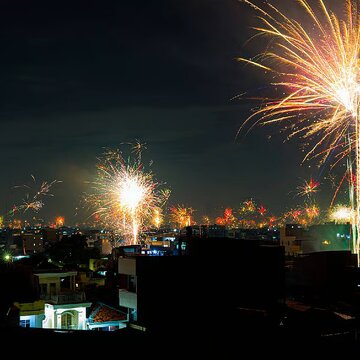 प्रतिबंध के बावजूद दिवाली की रात हावड़ा-हुगली में बेधड़क फोड़े गये पटाखे