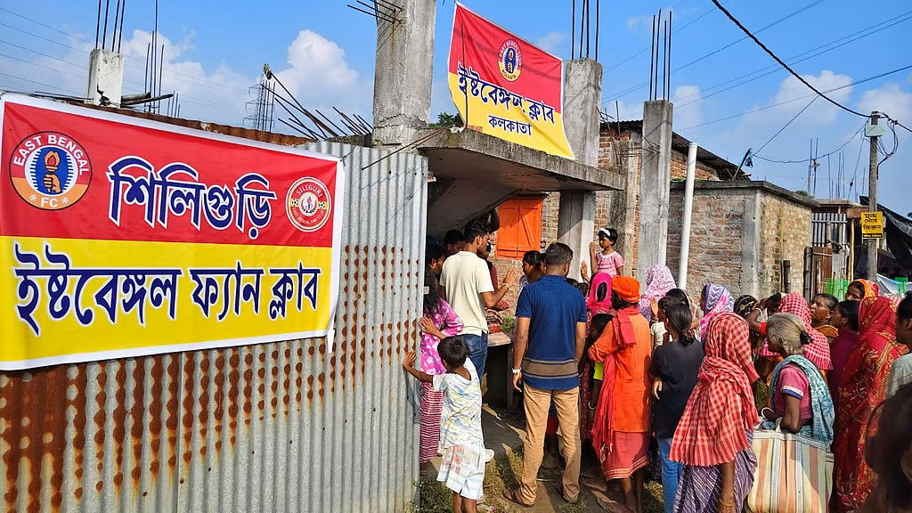 बाढ़ग्रस्त लोगों के लिए ईस्ट बंगाल फैन क्लब ने बढ़ाया मानवता का हाथ