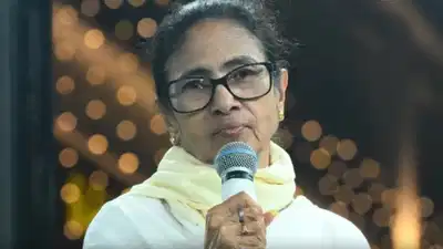 स्ट्रॉन्गरूम पर खुद पहरा: बारिश के बीच मैदान में उतरीं ममता बनर्जी