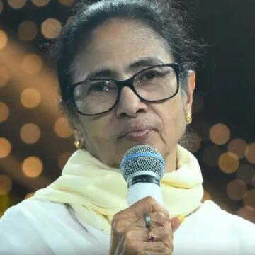 स्ट्रॉन्गरूम पर खुद पहरा: बारिश के बीच मैदान में उतरीं ममता बनर्जी