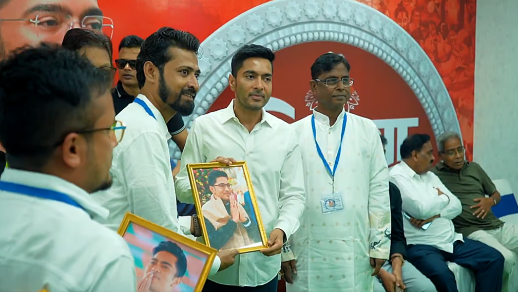 विजया सम्मेलनी में शुभकामनाएं देने के साथ ही अभिषेक बनर्जी कर रहे हैं समस्याओं का भी समाधान