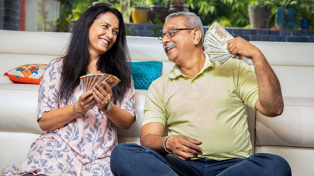 लाखों रुपये कमाने के बावजूद भी हाथ में पैसा नहीं बच रहा है ? यह समस्या कैसे सुलझेगी ?