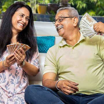 लाखों रुपये कमाने के बावजूद भी हाथ में पैसा नहीं बच रहा है ? यह समस्या कैसे सुलझेगी ?