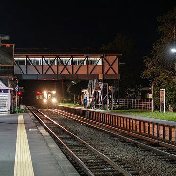 प्लेटफॉर्म छोड़ते ही पैसेंजर ट्रेन के इंजन में लगी आग, फिर क्या हुआ?