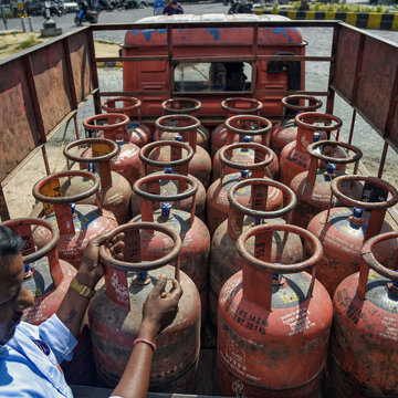 आपके शहर में LPG सिलेंडर कितना महंगा हुआ? जानिए यहां घरेलू और वाणिज्यिक सिलेंडर की कीमतें