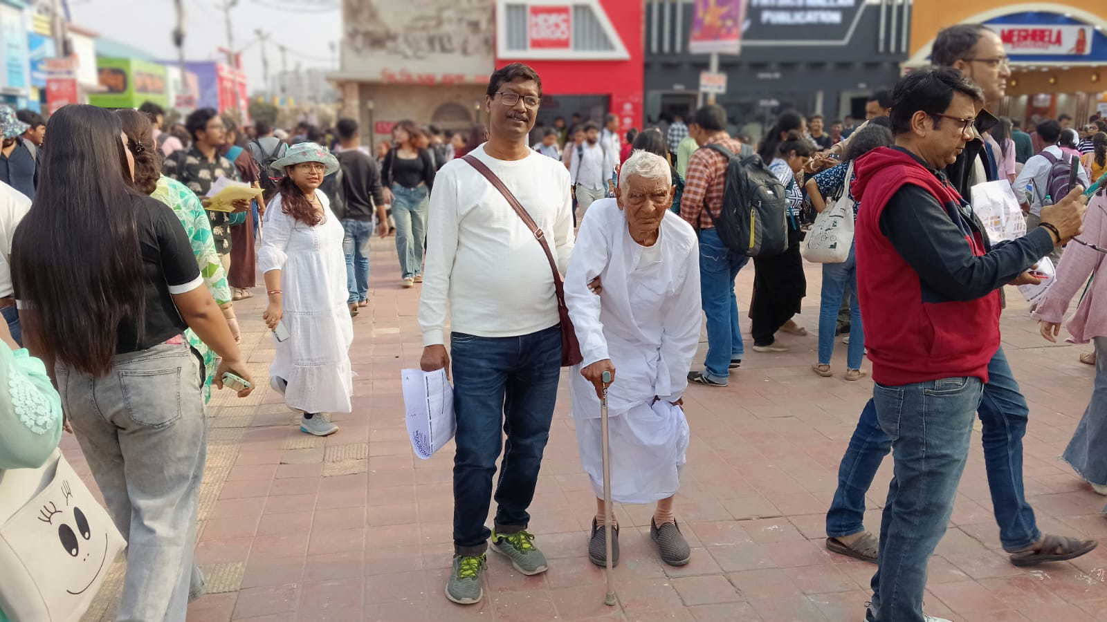 94 की उम्र में भी किताबों का जुनून, पुस्तक मेले में निरंजन मंडल झुकी कमर, तेज कदम और आँखों में किताबों की तलाश