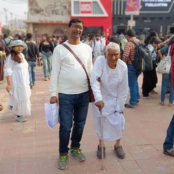 94 की उम्र में भी किताबों का जुनून, पुस्तक मेले में निरंजन मंडल झुकी कमर, तेज कदम और आँखों में किताबों की तलाश