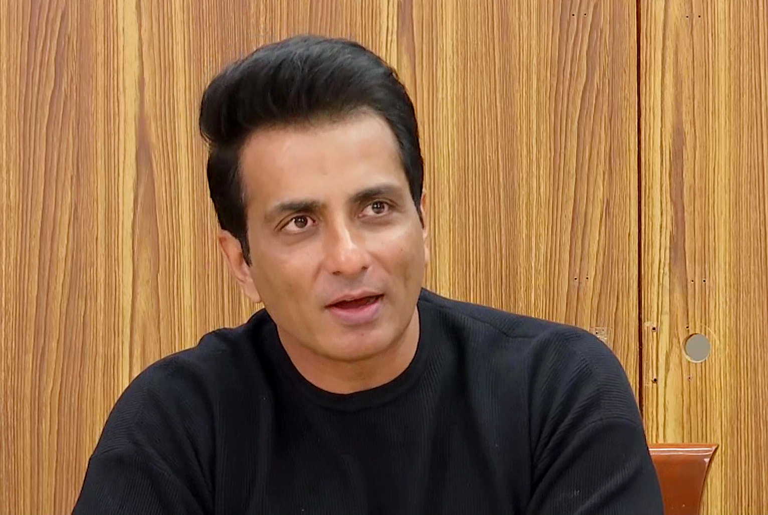 बच्चों को असली बचपन चाहिए, सोशल मीडिया बैन का समर्थन करते दिखे सोनू सूद