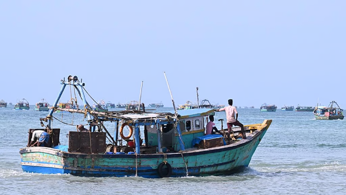 बांग्लादेशी जहाज से टकराकर डूबा नामखाना का ट्रॉलर, 5 मछुआरे अभी भी लापता