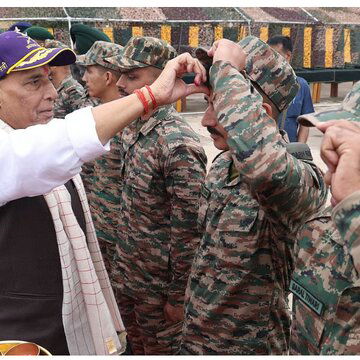 राजनाथ ने सर क्रीक को लेकर पाक को चेतावनी दी, कहा-'इतिहास और भूगोल दोनों बदल जाएंगे'