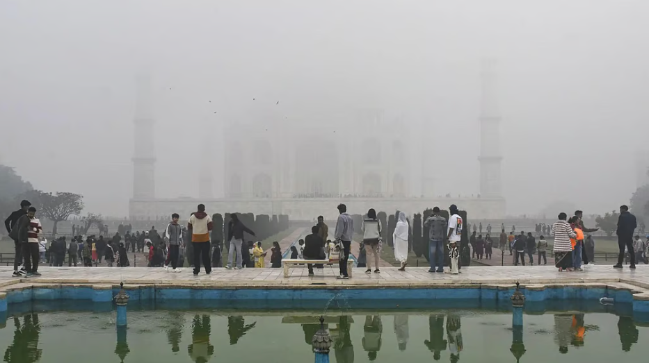 ‘ताजमहल गया कहां?’ कोहरे के जादू में ‘गायब’ ताजमहल, सिर पकड़कर रह गए पर्यटक