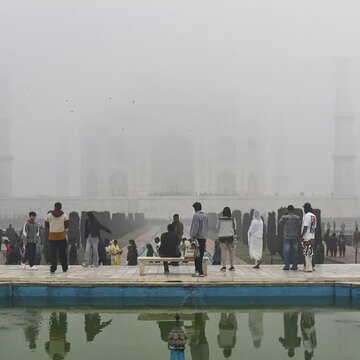 ‘ताजमहल गया कहां?’ कोहरे के जादू में ‘गायब’ ताजमहल, सिर पकड़कर रह गए पर्यटक