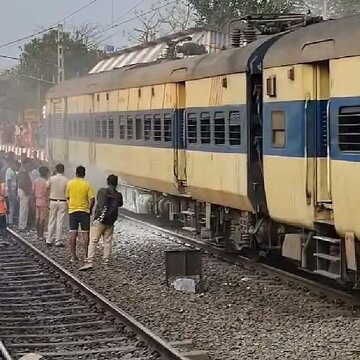 बिधाननगर में हाबरा-सियालदह लोकल ट्रेन से निकलने लगा धुआं, यात्रियों में दहशत