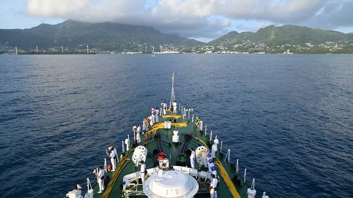 समुद्र सीमा के चौकस प्रहरी, 50वें स्थापना दिवस पर कदम रख रही है भारतीय तटरक्षी बल