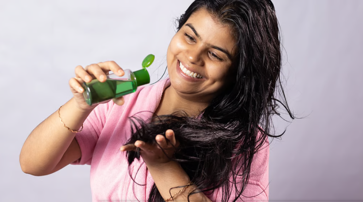 सर्दियों में कितने दिनों के अंतराल पर बालों में तेल लगाना चाहिए?