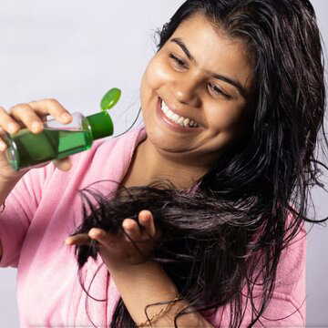 सर्दियों में कितने दिनों के अंतराल पर बालों में तेल लगाना चाहिए?