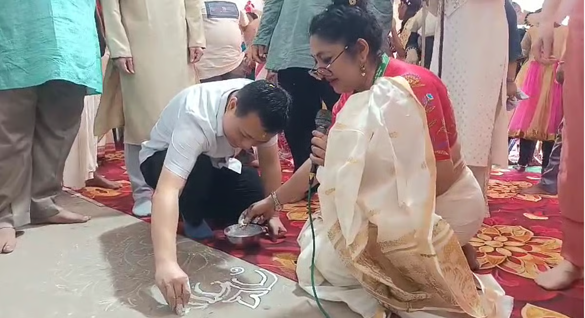 हुगली के पांडुआ की दुर्गा पूजा देखने पहुंचे चीनी कौंसुल जनरल, बजाया ढाक, बनाए नारियल के लड्डू