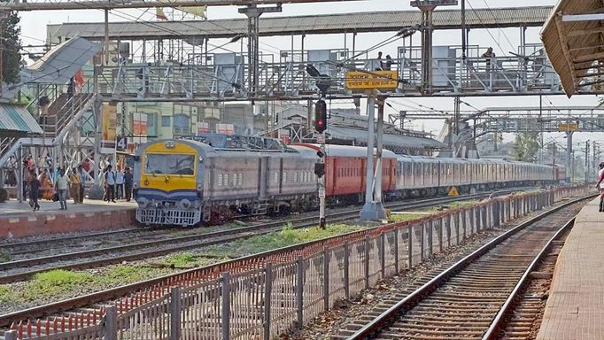 SIR के डर से ट्रेन के आगे कूदकर जान देने की कोशिश! अस्पताल में भर्ती