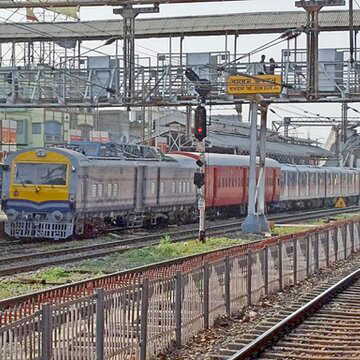 SIR के डर से ट्रेन के आगे कूदकर जान देने की कोशिश! अस्पताल में भर्ती