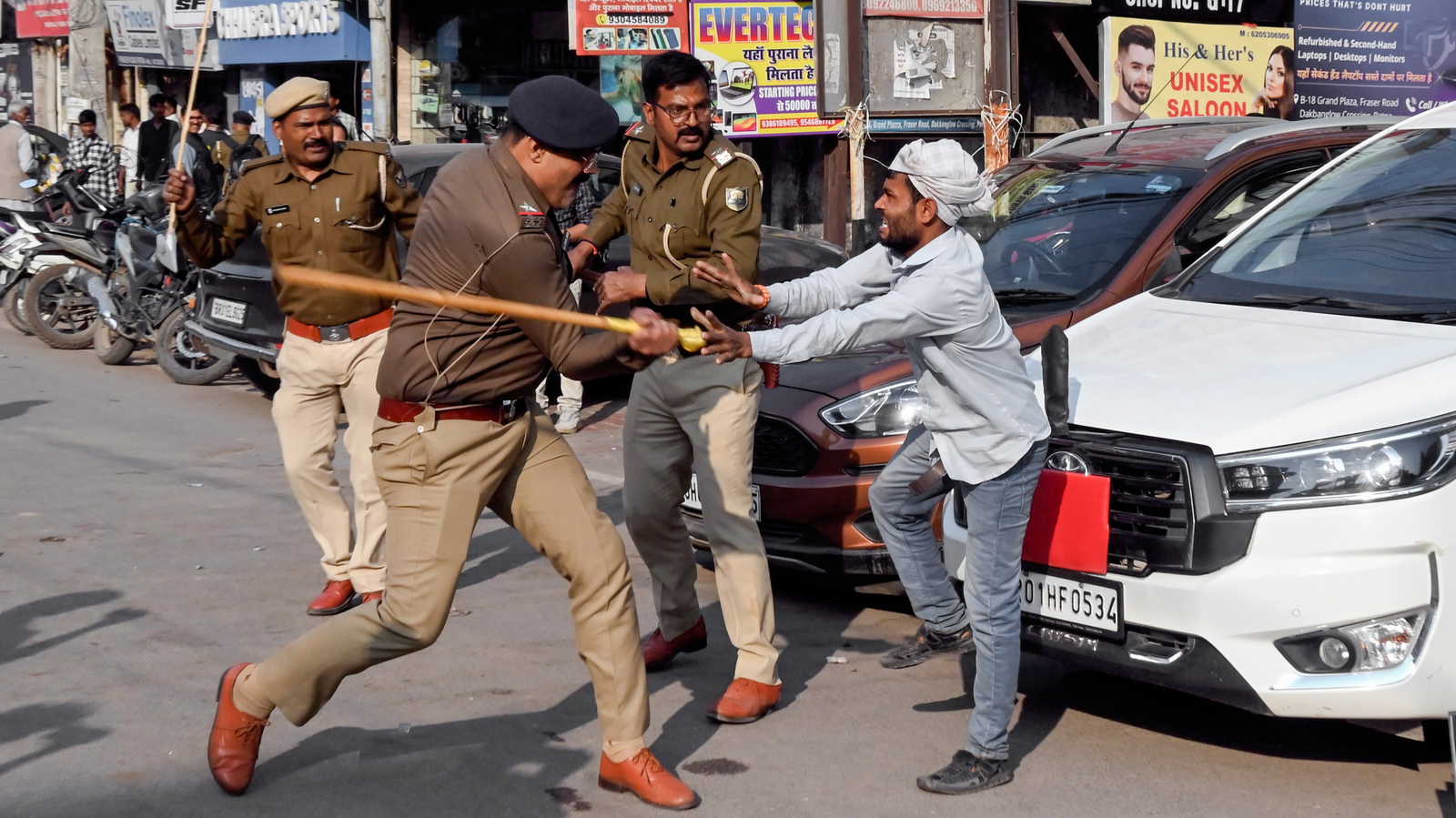 मानदेय बढ़ाने की मांग को लेकर चौकीदारों का प्रदर्शन, पुलिस लाठीचार्ज में कई घायल