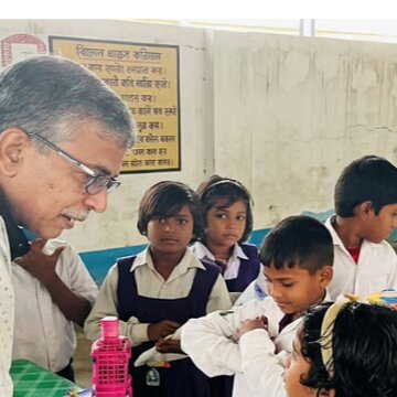 सेवानिवृत्ति के बाद भी स्कूल से जुड़ा ‘गुरु का रिश्ता’, बिना वेतन पढ़ा रहे अशोक चक्रवर्ती