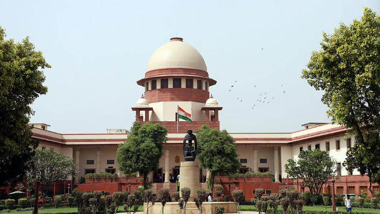 सिर्फ ऑनलाइन खरीदे गए टिकट पर ही दुर्घटना बीमा क्यों? रेलवे अधिकारियों से सुप्रीम कोर्ट के सवाल