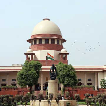 सिर्फ ऑनलाइन खरीदे गए टिकट पर ही दुर्घटना बीमा क्यों? रेलवे अधिकारियों से सुप्रीम कोर्ट के सवाल