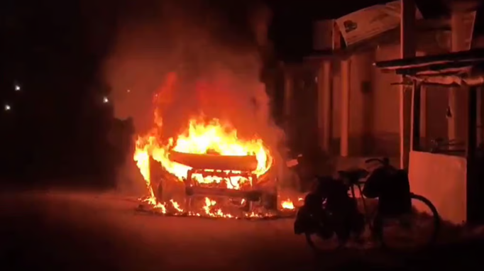 चलती गाड़ी में अचानक लगी आग, किसी प्रकार बची 6 लोगों की जान