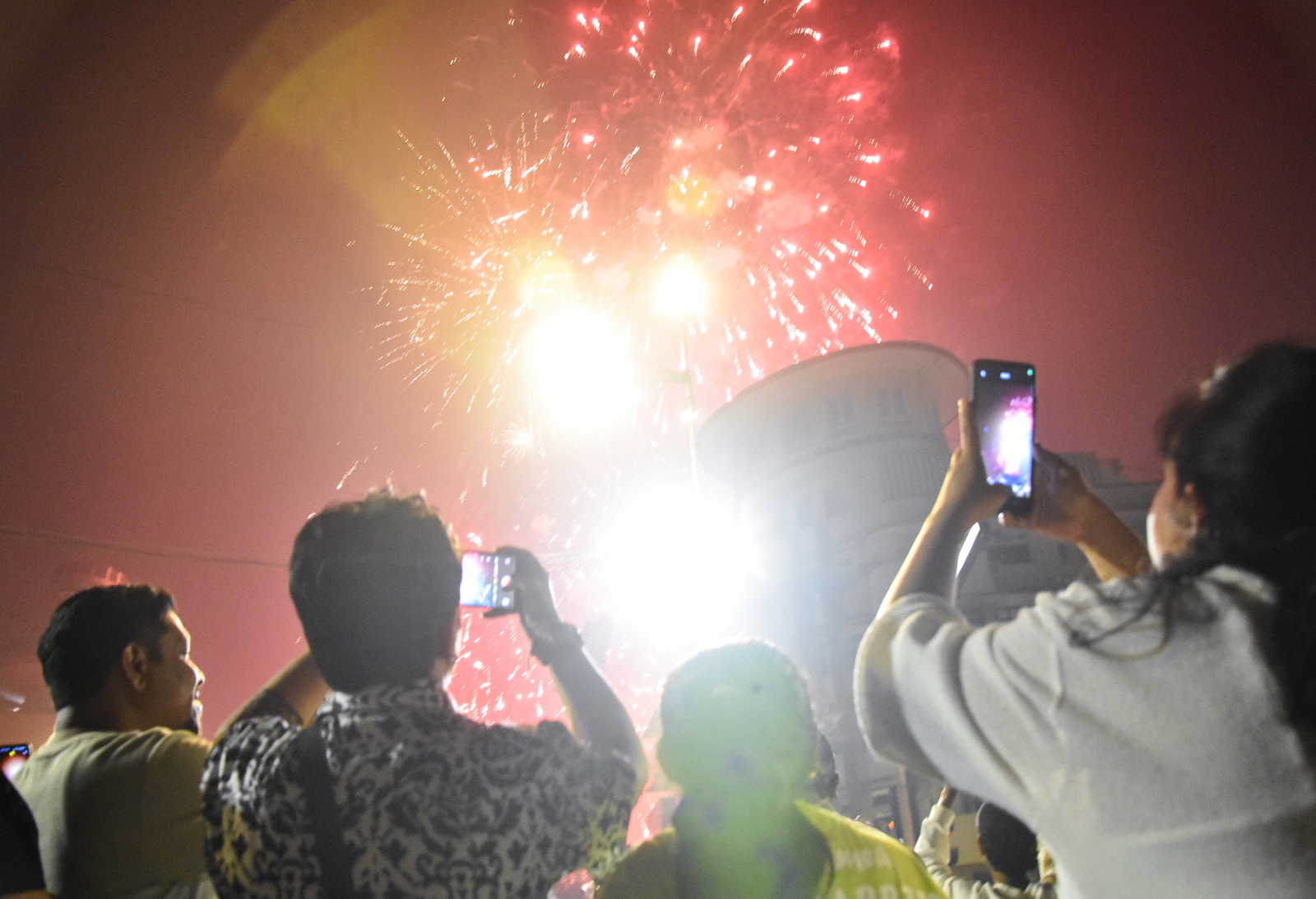 आतिशबाजी और पटाखों की गूंज ने बनाया नए साल को यादगार