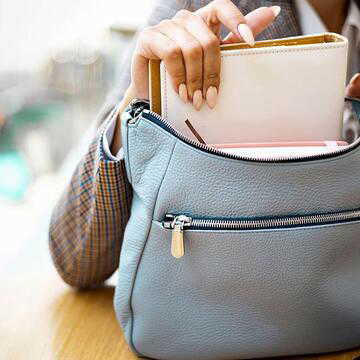 कैरियर में उन्नति नहीं हो रही ? ऑफिस के बैग से निकालें ये 3 चीज़ें, बता रहा है वास्तुशास्त्र