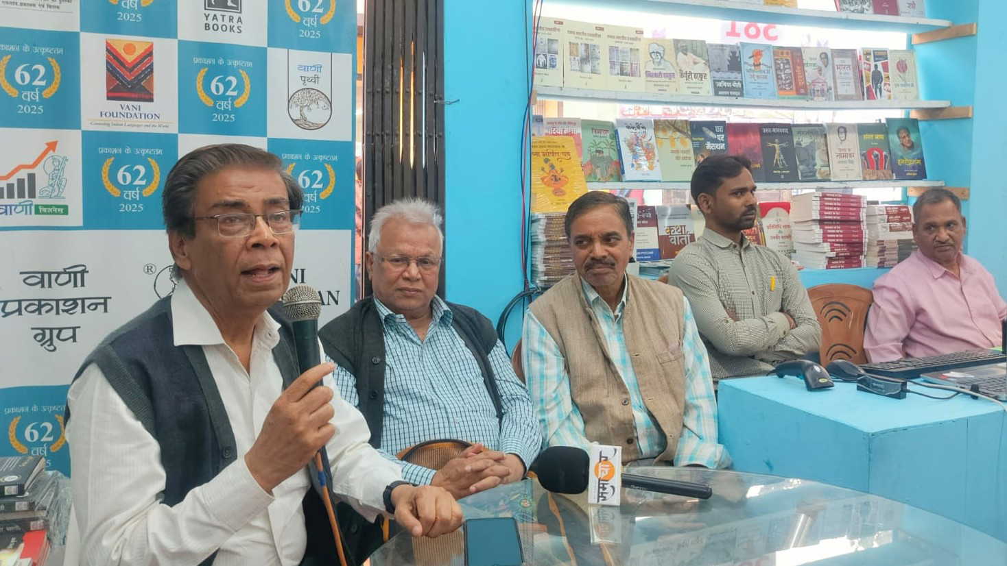 वाणी प्रकाशन के स्टाल पर सजा काव्य पाठ का उत्सव, कविताओं ने जोड़ा पाठक, लेखक और समाज