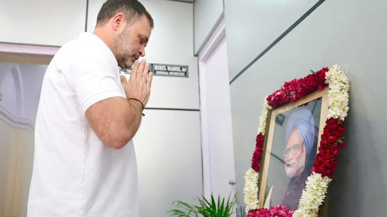 पहली पुण्यतिथि पर याद किये गये मनमोहन सिंह, राहुल गांधी ने पुष्पांजलि अर्पित की
