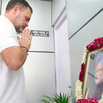 पहली पुण्यतिथि पर याद किये गये मनमोहन सिंह, राहुल गांधी ने पुष्पांजलि अर्पित की