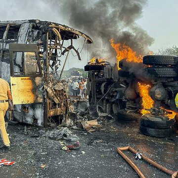 आंध्र प्रदेश के मार्कापुरम में भीषण बस हादसा, ट्रक से टक्कर के बाद लगी आग में 13 यात्री जिंदा जले