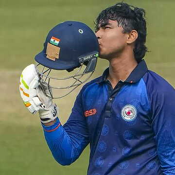 चौकों-छक्कों की बरसात, 36 गेंदों में तूफानी शतक वैभव सूर्यवंशी का नया रिकॉर्ड