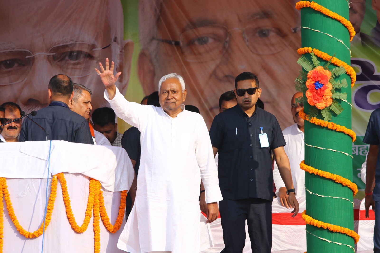 बिहार चुनाव 2025: आरक्षण विवाद और विकास मुद्दों में तेजस्वी-नीतीश की जंग