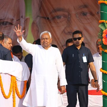 बिहार चुनाव 2025: आरक्षण विवाद और विकास मुद्दों में तेजस्वी-नीतीश की जंग